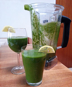 Grüner Smoothie, frühstücken aus dem Mixer